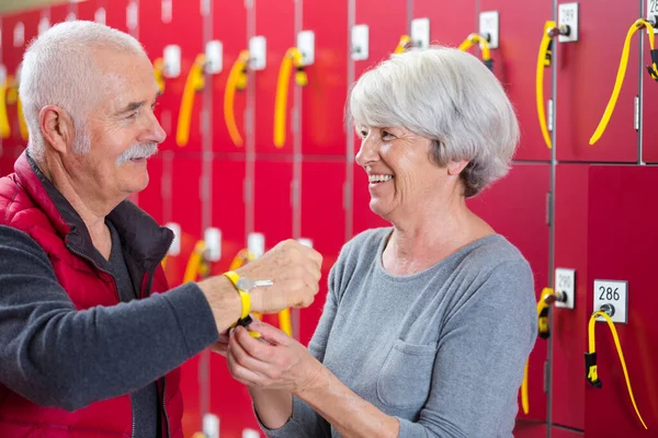 Porträt Einer Seniorin Die Mit Einem Mann Interagiert — Stockfoto