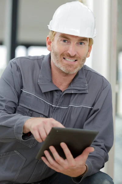 Stavební Podnikatel Pomocí Digitálního Tabletu Místě — Stock fotografie