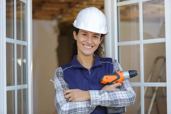 Feliz Joven Constructora Atractiva Con Herramienta Taladro —  Fotos de Stock