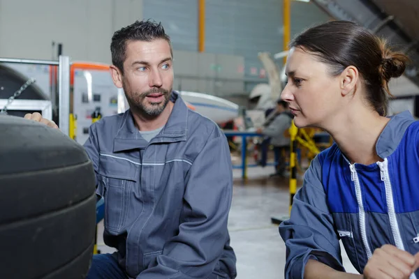 Portrait Von Avionikern Bei Der Arbeit — Stockfoto