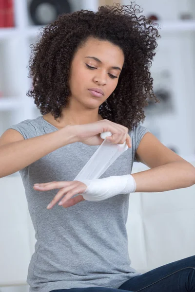 Girl Changing Her Bandage Wrist — Stock Photo, Image