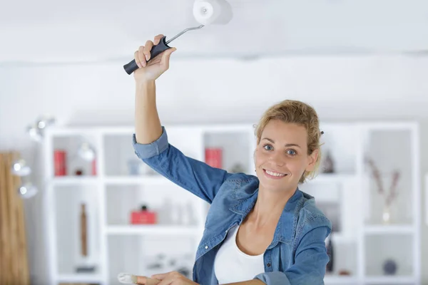 Mujer Pinta Techo Con Cepillo Casa — Foto de Stock