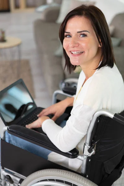 Retrato Uma Jovem Mulher Linda Uma Cadeira Rodas — Fotografia de Stock