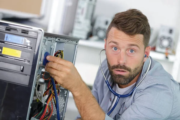 Reparatör Som Arbetar Med Teknisk Support För Att Fixa Bärbar — Stockfoto