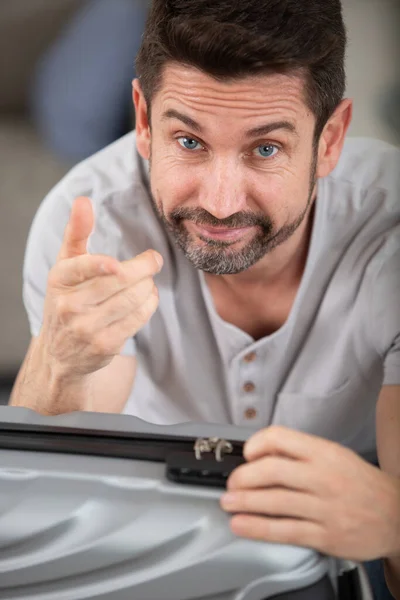 Hombre Con Exceso Peso Equipaje Casa — Foto de Stock