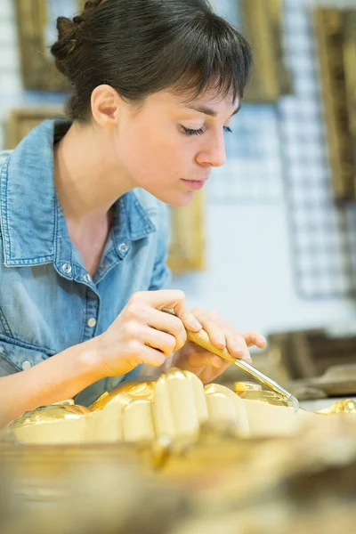 Jonge Vrouw Restaureren Verguld Frame — Stockfoto