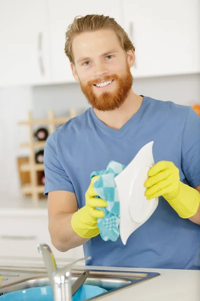 Hombre Feliz Lavando Casa — Foto de Stock