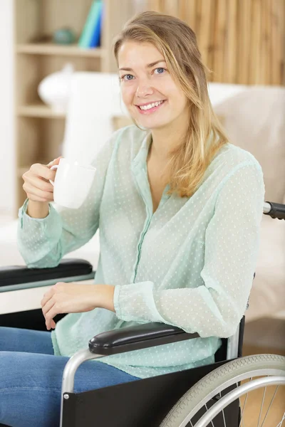 Mujer Silla Ruedas Está Bebiendo Café —  Fotos de Stock