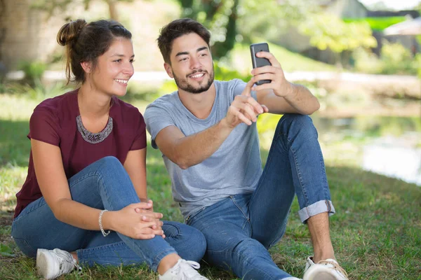 Beau Jeune Couple Prenant Selfie Dans Parc — Photo