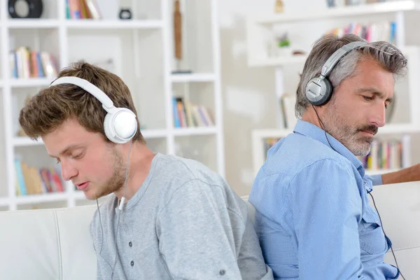 Homem Adolescente Costas Para Trás Usando Fones Ouvido — Fotografia de Stock