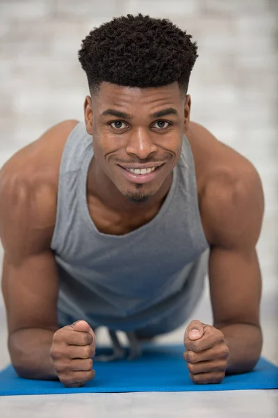 Homem Muscular Segurando Posição Prancha — Fotografia de Stock