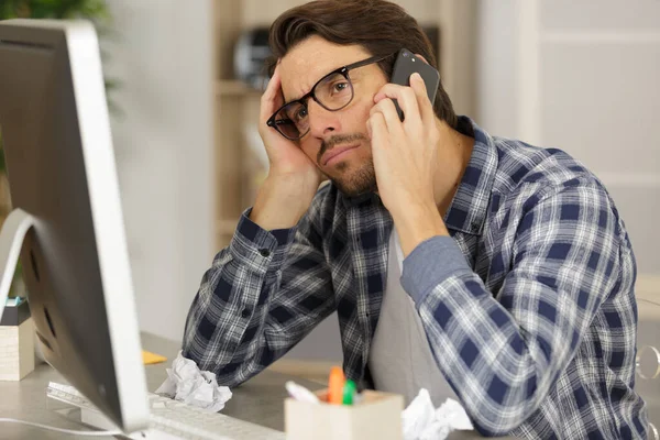 Stresszes Külsejű Férfi Beszél Telefonon — Stock Fotó