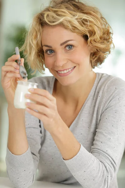 Jovem Sorrindo Mulher Comendo Iogurte — Fotografia de Stock