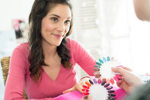 Cliente Que Mira Gama Colores Para Manicura —  Fotos de Stock