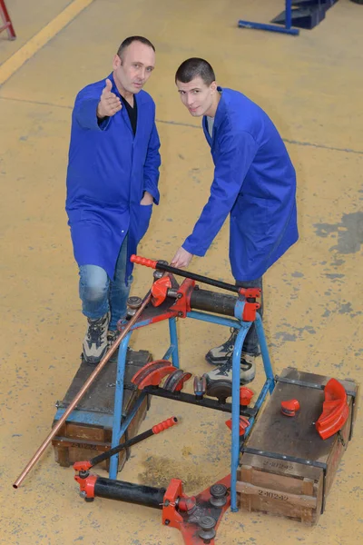 Dois Mecânicos Confiantes Trabalhando Uma Oficina — Fotografia de Stock