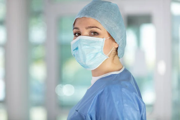 Médica Mulher Vestindo Máscara Protetora — Fotografia de Stock