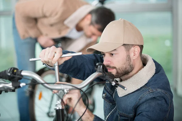 Człowiek Mechanik Rowerowy Naprawy Rowerów — Zdjęcie stockowe