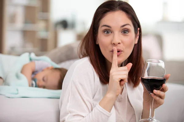 Mutter Trinkt Wein Während Baby Hintergrund Schläft — Stockfoto