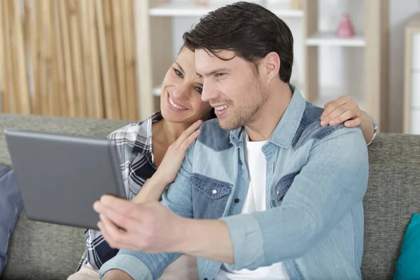 Paar Met Behulp Van Tablet Video Gesprek Met Een Vriend — Stockfoto
