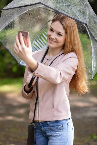 Attraktiv Ung Kvinna Gör Selfieunder Ett Paraply — Stockfoto