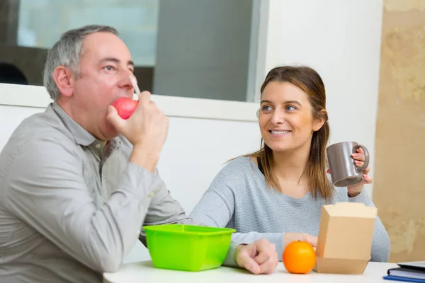 Γυναίκα Και Άνθρωπος Τρώει Μεσημεριανό Γεύμα Στο Στούντιο Σχεδιασμού — Φωτογραφία Αρχείου