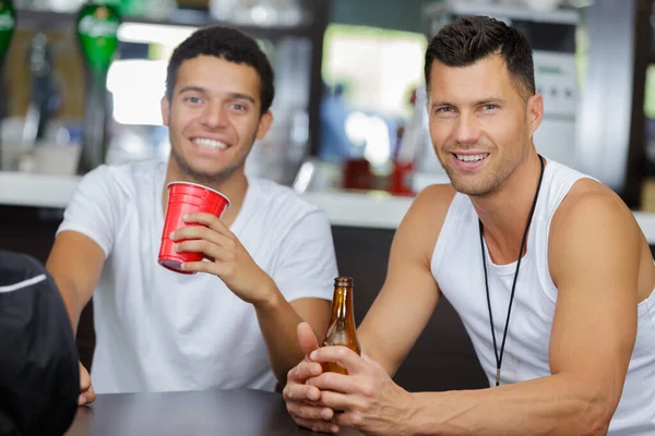 Hombres Felices Bebiendo Batidos Después Del Deporte — Foto de Stock