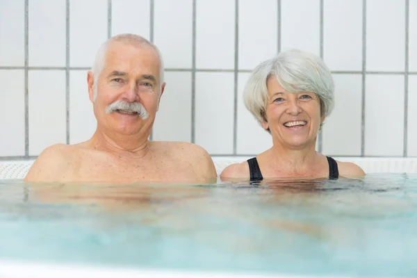 Pareja Ancianos Disfrutando Piscina —  Fotos de Stock