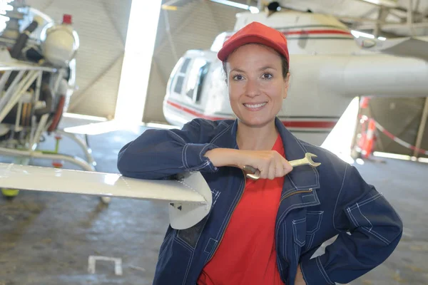 Frau Arbeitet Der Konstruktion Eines Flugzeugs — Stockfoto