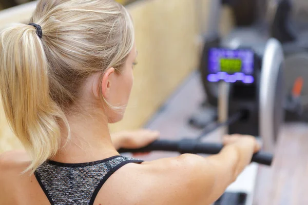 Woman Rowing Machine — Stock Photo, Image