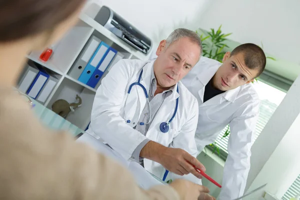 Retrato Médico Seu Aprendiz — Fotografia de Stock