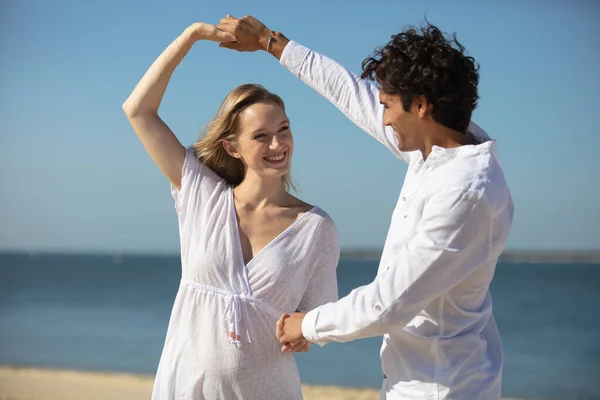 Młoda Para Tańcząca Plaży — Zdjęcie stockowe
