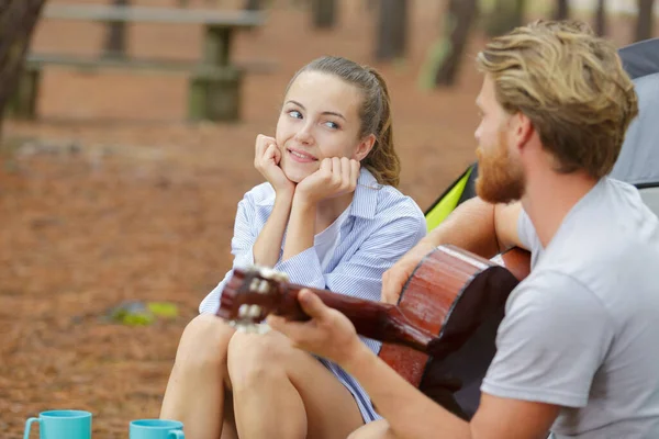 Lyckliga Par Med Gitarr Nära Tältet — Stockfoto