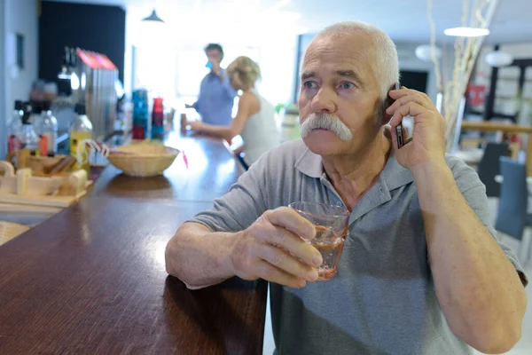 Senior Man Die Een Telefoontje Krijgt Terwijl Hij Drinkt Bar — Stockfoto