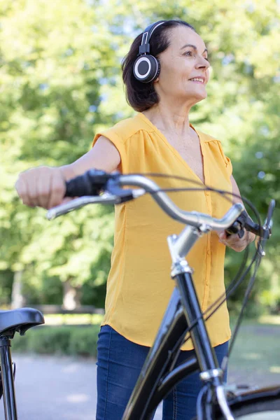 Senior Spinnen Vrouw Luisteren Muziek — Stockfoto