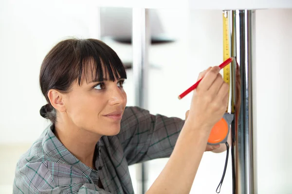 Een Vrouwelijke Technicus Markeert Muur — Stockfoto