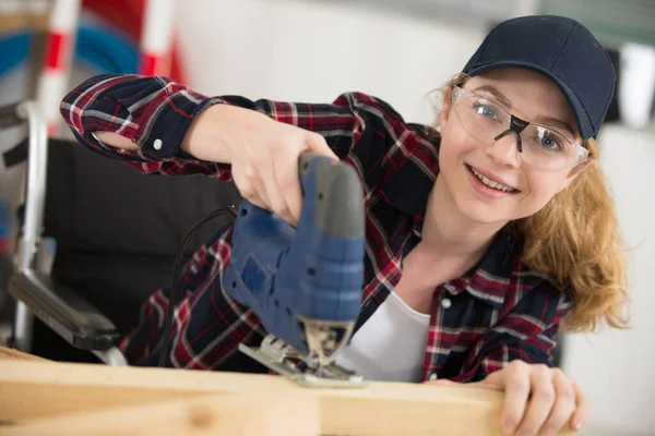 Feliz Trabalhador Madeira Sexo Feminino Sorrindo Para Câmera — Fotografia de Stock