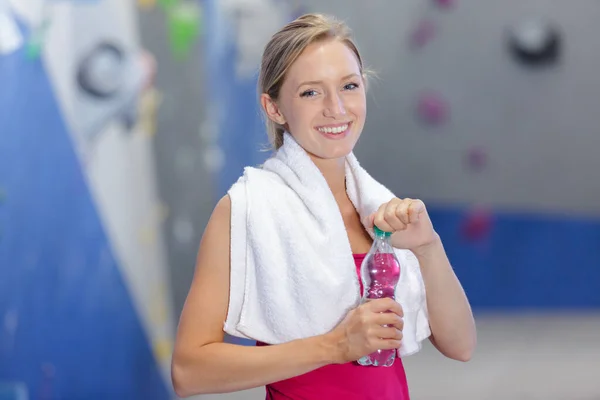 Een Gelukkige Vrouw Verfrissend Zichzelf Het Sporten — Stockfoto