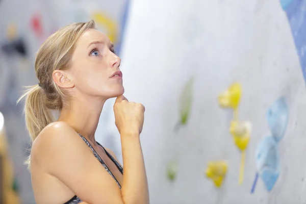 Une Grimpeuse Regardant Réfléchissant Sur Mur Escalade Artificiel — Photo