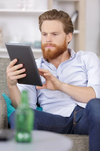 Jeune Homme Avec Tablette Sur Canapé Relaxant Maison — Photo