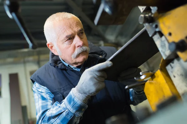Meccanico Senior Lavora Tornio — Foto Stock