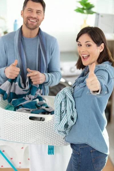 Hermosa Joven Pareja Amorosa Está Sonriendo Mientras Hace Colada —  Fotos de Stock