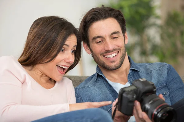 Jeune Couple Regardant Des Photos Sur Caméra Maison — Photo