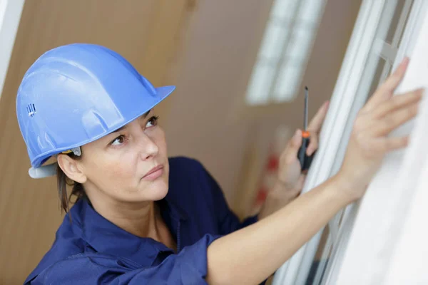 Mulher Fixando Velho Painel Janela Branco Madeira — Fotografia de Stock