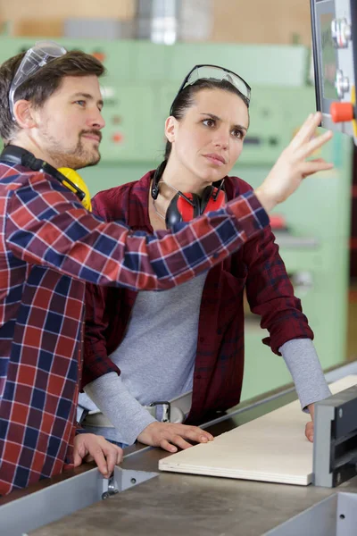 Mujer Aprendiendo Operar Una Máquina Industrial —  Fotos de Stock