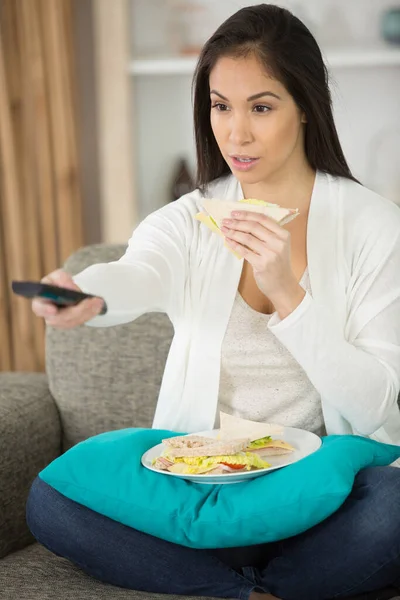 Mujer Está Teniendo Almuerzo Trabajo Oficina —  Fotos de Stock