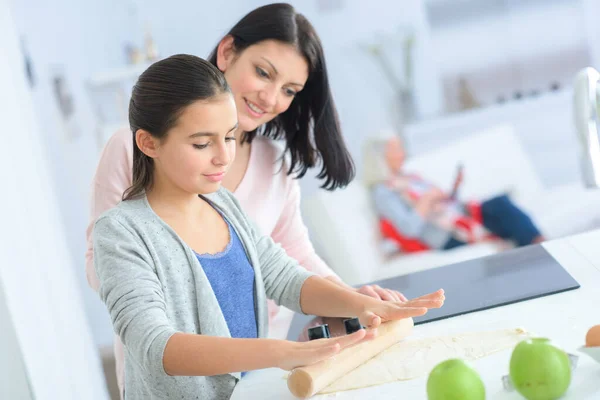 Glimlachende Moeder Dochter Bakken Een Taart — Stockfoto