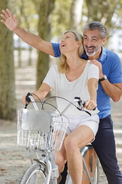 Skrattande Äldre Par Cykel — Stockfoto