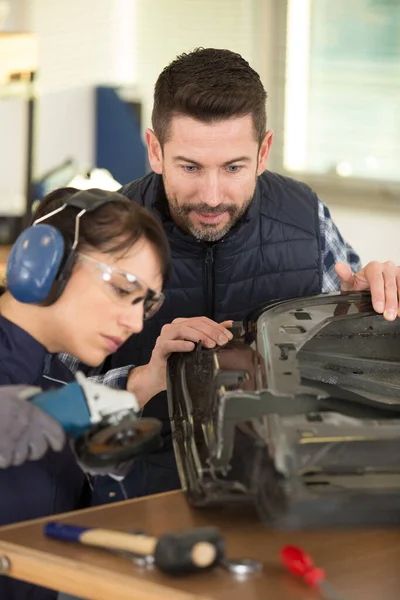 Zespół Mechaników Pracujących Razem Garażu Napraw — Zdjęcie stockowe