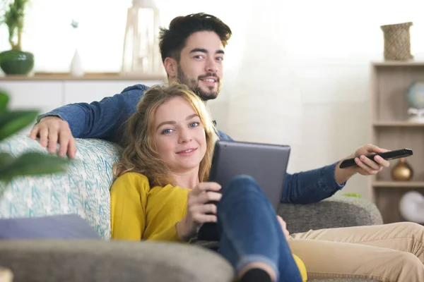 Bequeme Paarbindung Auf Dem Sofa Mit Ihren Gadgets — Stockfoto