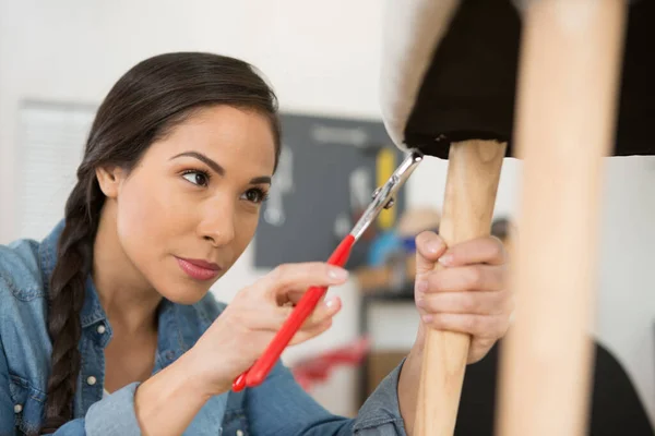 Frau Stellt Tisch Hause Zusammen — Stockfoto